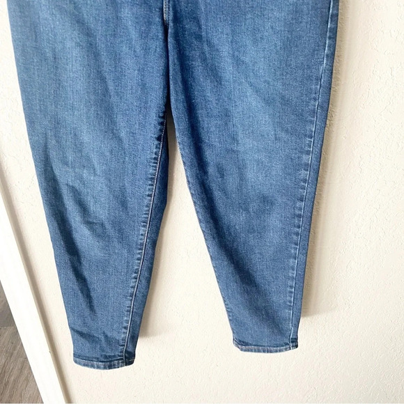 Levi's Jeans Women's 30 High Waisted Mom Jeans in Winter Cloud Wash - Picture 5 of 9